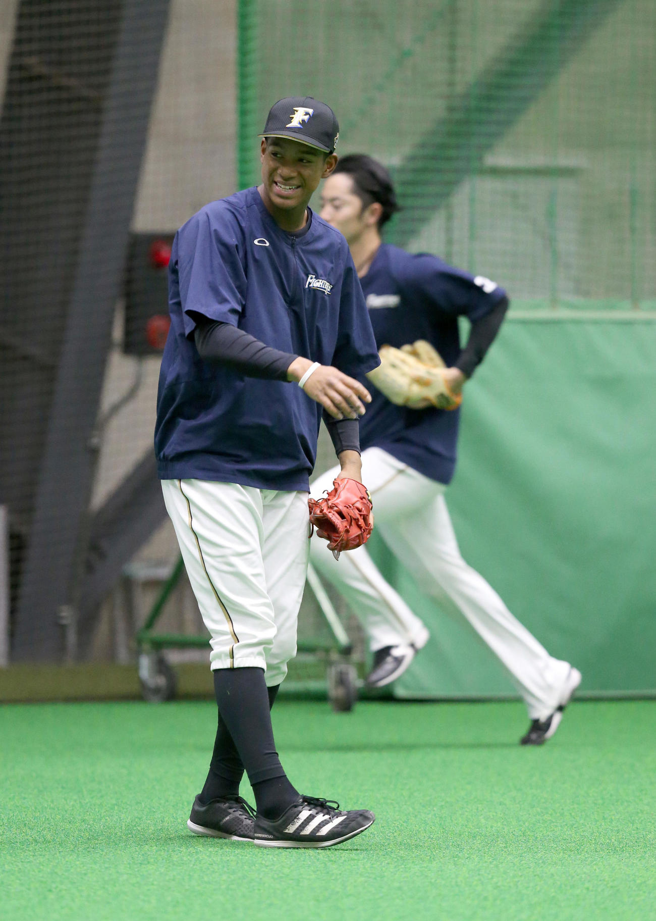 室内練習場でノックを受ける日本ハム万波（代表撮影）