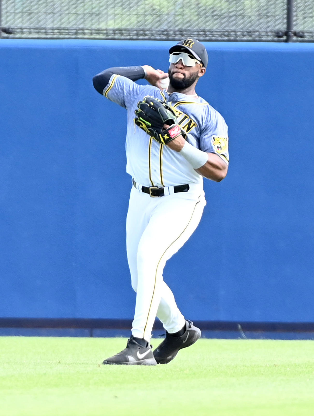 ウエスタン・リーグオリックス対阪神　7回裏オリックス1死満塁、太田の左犠飛で本塁へ送球するロハス（撮影・前岡正明）