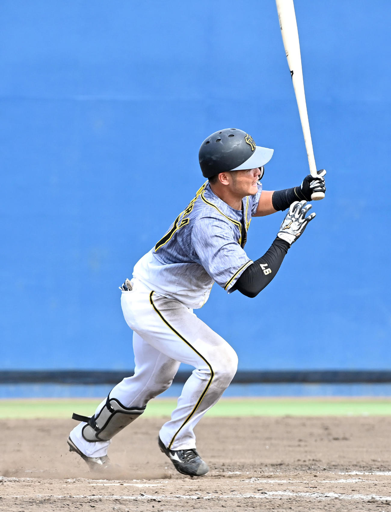 ウエスタン・リーグオリックス対阪神　8回表阪神1死、小野寺は左前打を放つ（撮影・前岡正明）