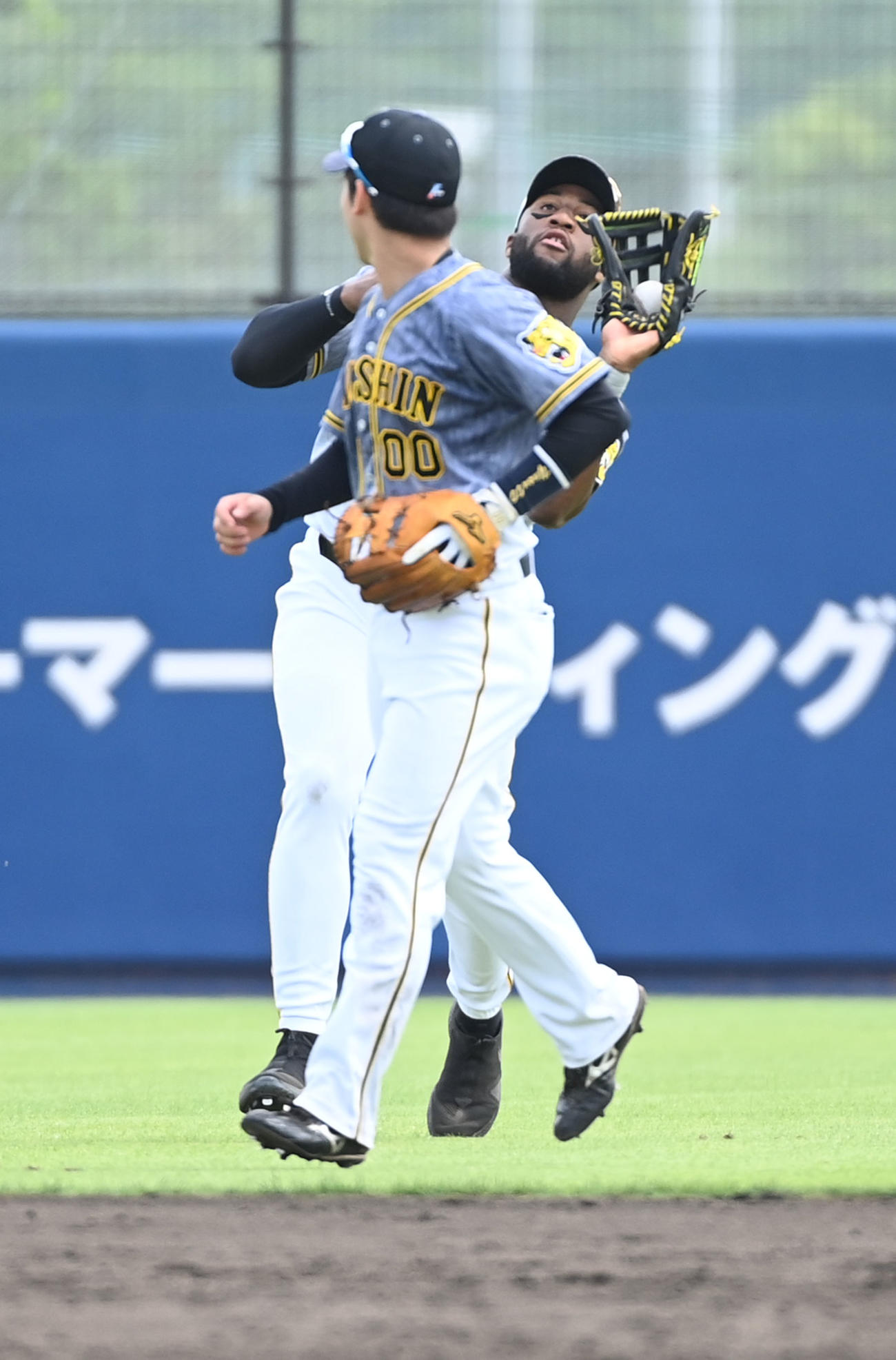 ウエスタン・リーグオリックス対阪神　5回裏オリックス1死、佐野皓の左飛を捕球するロハス。手前は山本（撮影・前岡正明）
