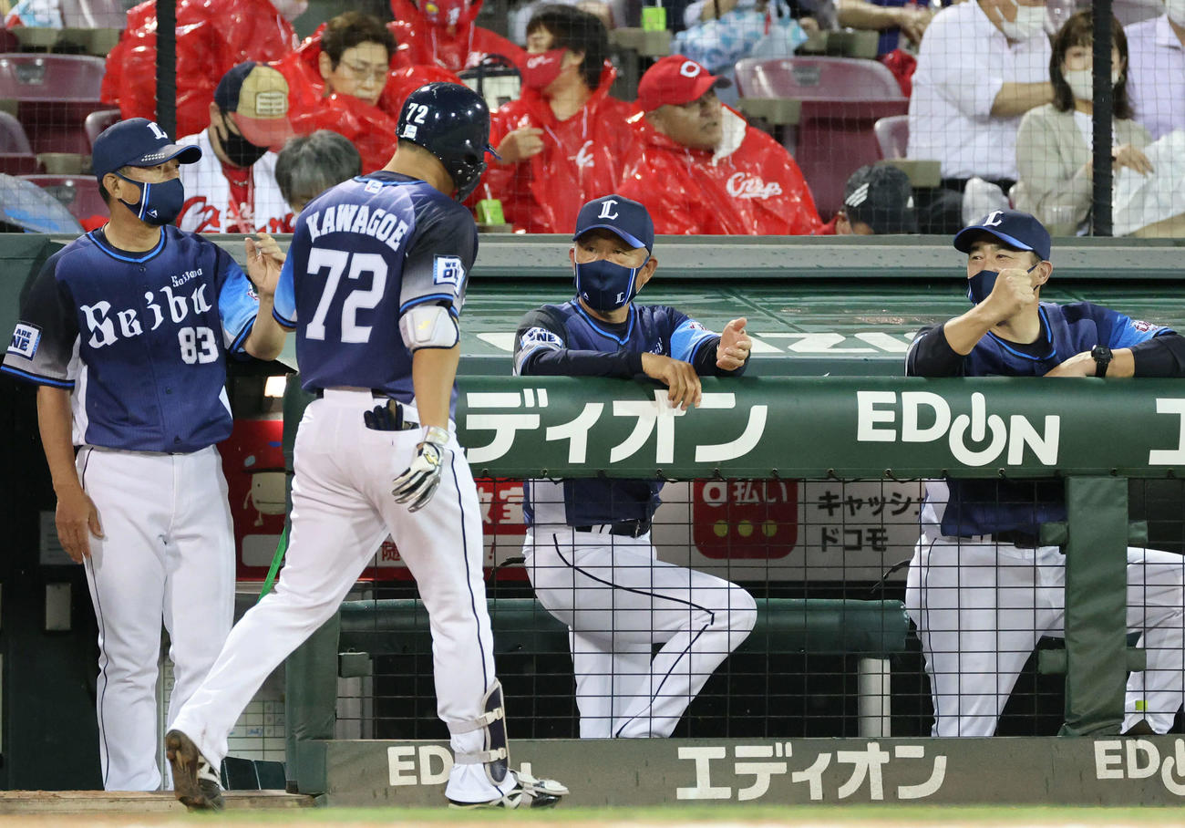 広島対西武　5回表西武2死、中越え本塁打を放った川越を迎える辻監督（撮影・加藤孝規）
