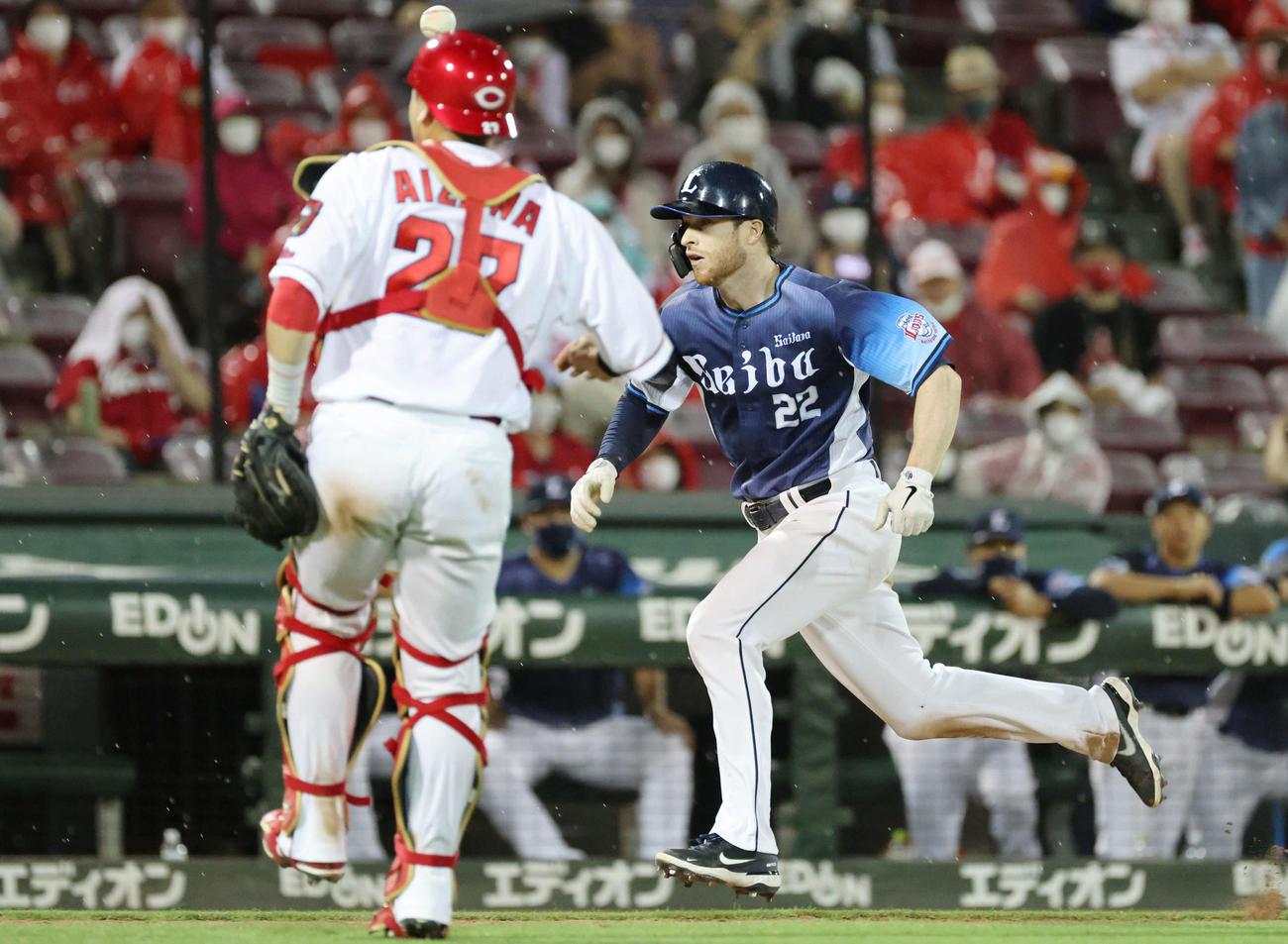 広島対西武　8回表西武1死二、三塁、栗山のサードゴロでスパンジェンバーグが本塁を狙う。会沢が脚を痛めてしまう（撮影・加藤孝規）