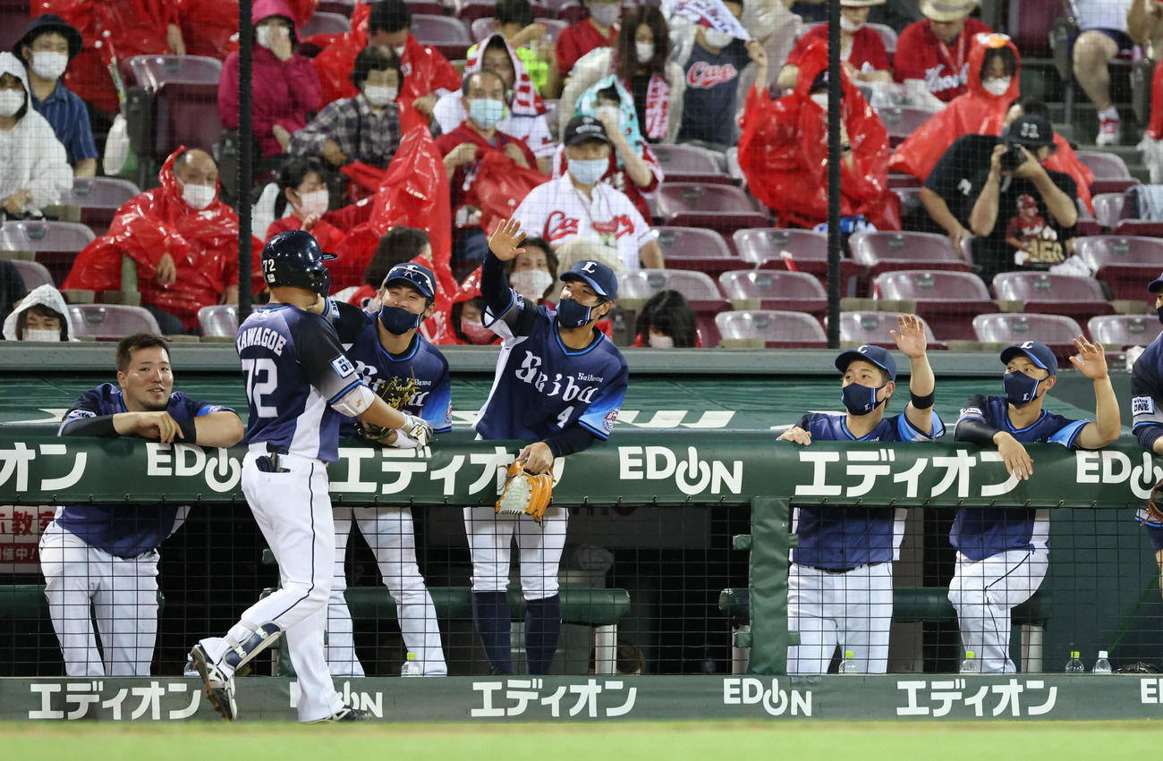 広島対西武　5回表西武2死、中越え本塁打を放った川越を迎えるナイン（撮影・加藤孝規）