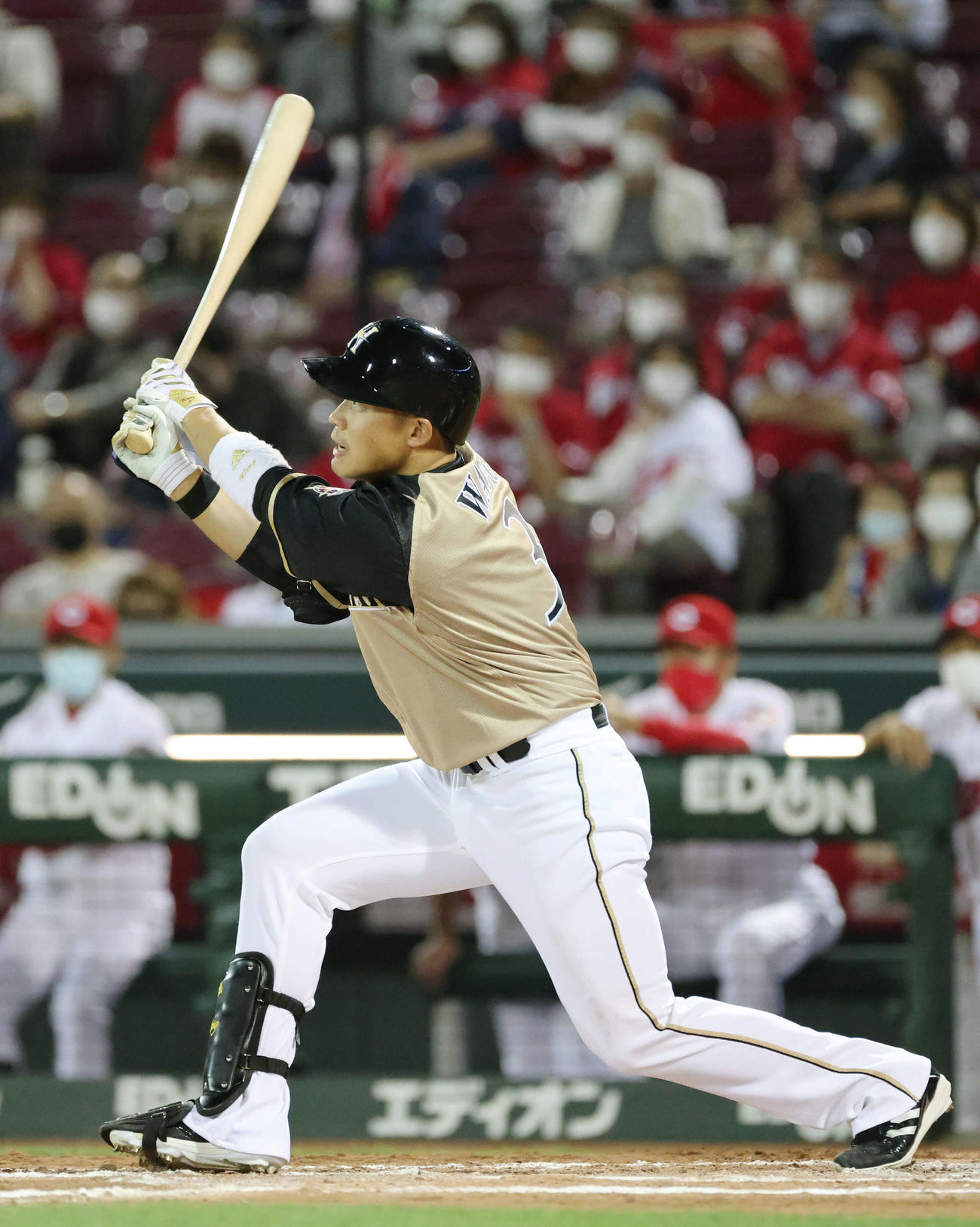 広島対日本ハム　7回表無死満塁、王は右2点適時打を放つ（撮影・加藤孝規）