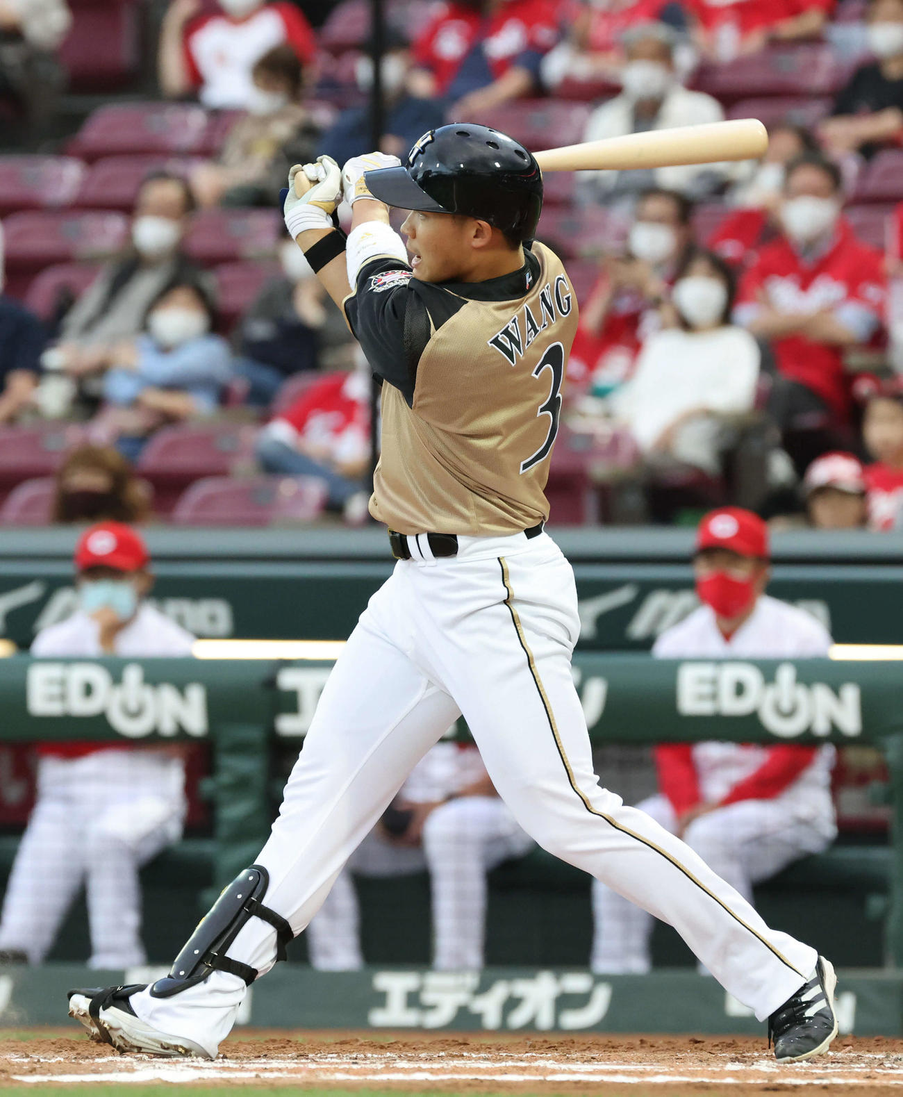 広島対日本ハム　3回表日本ハム2死一、二塁、王は一塁へ適時内野安打を放つ（撮影・加藤孝規）