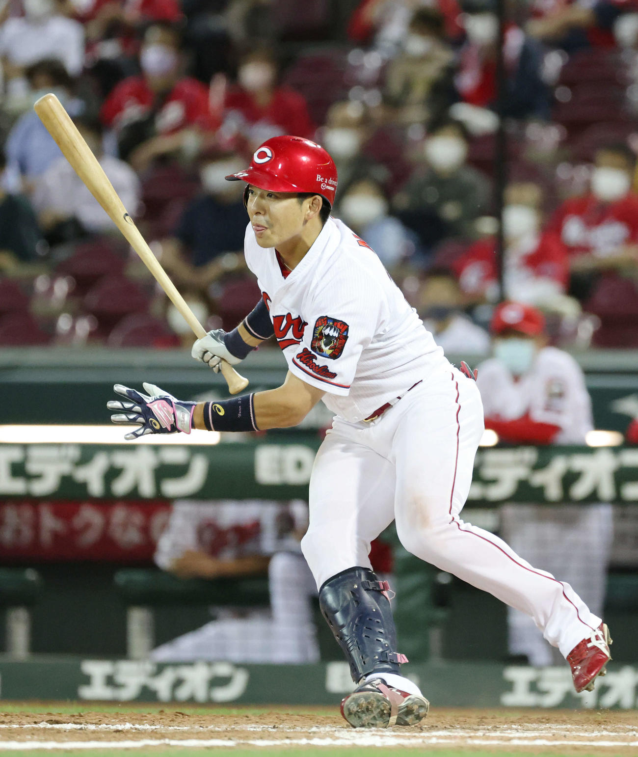 広島対日本ハム　5回裏広島2死満塁、野間は遊撃へ適時内野安打を放つ（撮影・加藤孝規）