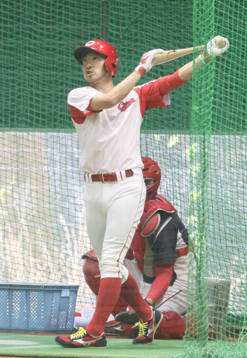 広島対日本ハム　試合前練習　打撃練習をする菊池涼（撮影・加藤孝規）