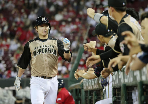 広島対日本ハム　6回表1死二、三塁、打者石川亮の時、コルニエルのワイルドピッチで三走の渡辺諒が生還。捕手は石原（撮影・加藤孝規）