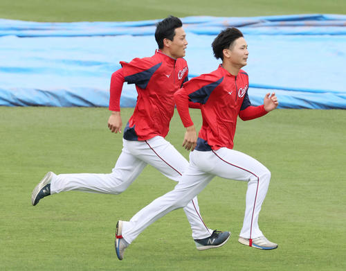 広島対日本ハム　試合前練習　走り込む栗林（左）と森浦（右）（撮影・加藤孝規）