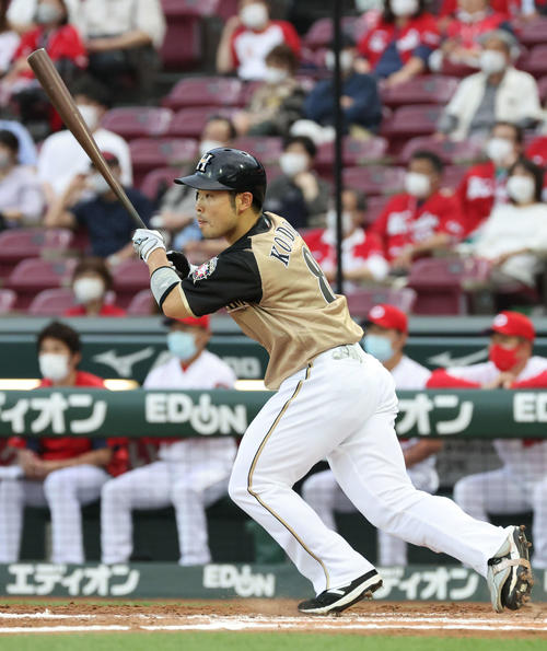 広島対日本ハム　3回表日本ハム2死一、二塁、近藤は先制中前適時打を放つ（撮影・加藤孝規