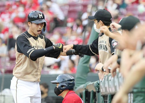 広島対日本ハム　3回表日本ハム2死一、二塁、近藤の先制中前適時打で石川亮が生還（撮影・加藤孝規）