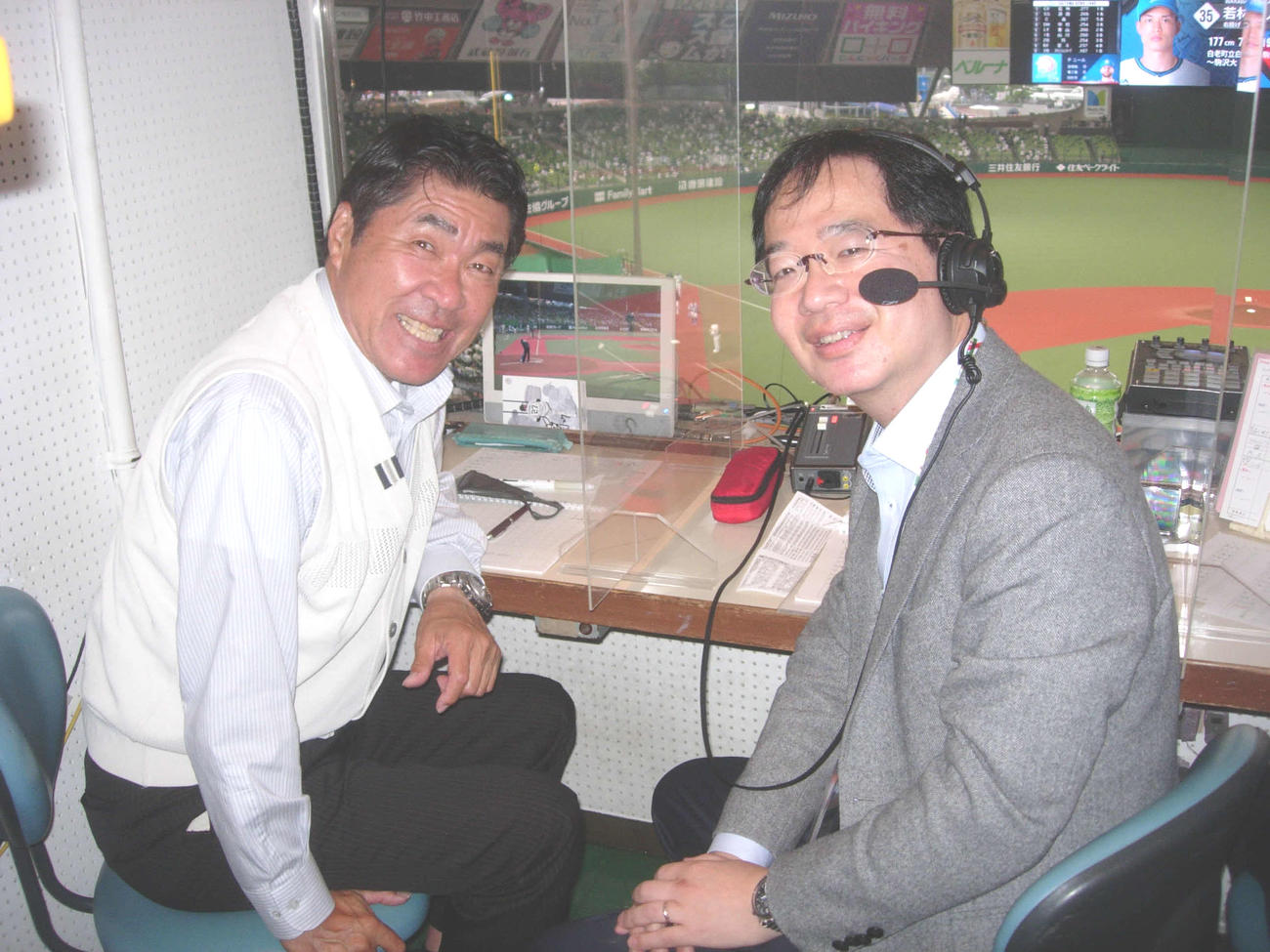 文化放送（局間）解説の松沼雅之さん（左）と長谷川太アナ。福岡でも放送予定だったが、試合開始直前に首都圏のみとなった