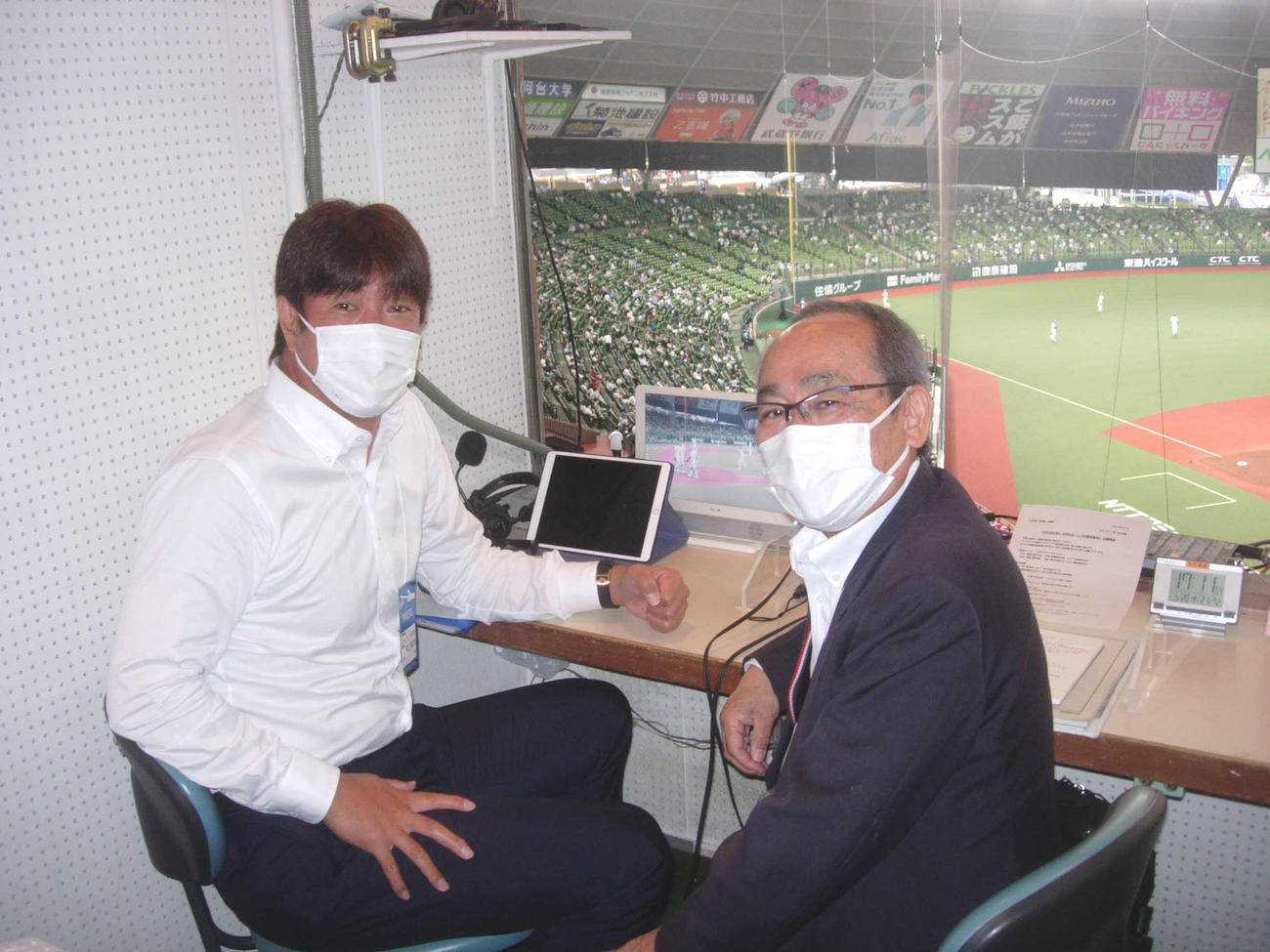 文化放送（委託）解説の藪田安彦さん（左）と鈴木光裕アナ。福岡だけの予定だったが、関西や東海地方でも放送された