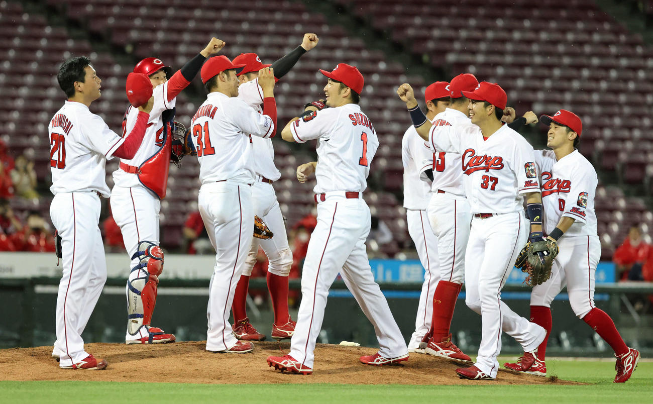 広島対西武　栗林（左）がぴしゃりと抑え勝利を祝う広島ナイン（撮影・加藤孝規）
