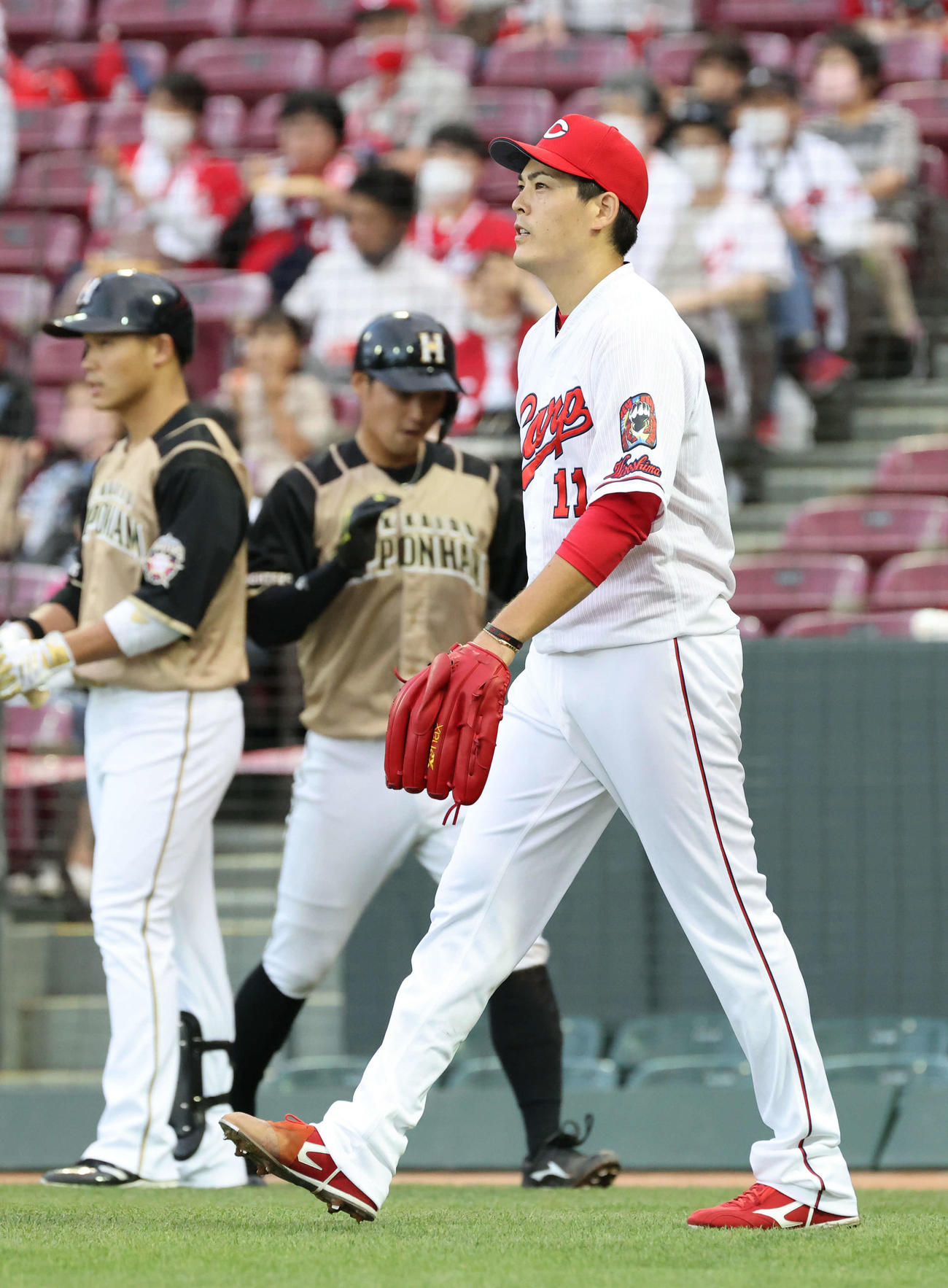 プロ野球交流戦広島対日本ハム　3回表日本ハム2死一、二塁、近藤健介に先制中前適時打を打たれた九里亜蓮（撮影・加藤孝規）