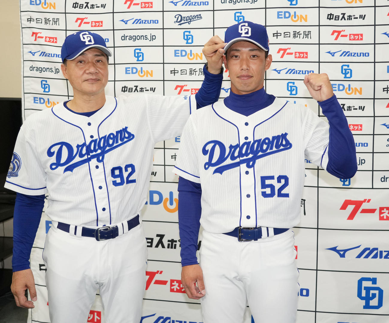 入団会見を終えポーズを決める加藤翔（右）左は与田監督（撮影・森本幸一）（撮影・森本幸一）