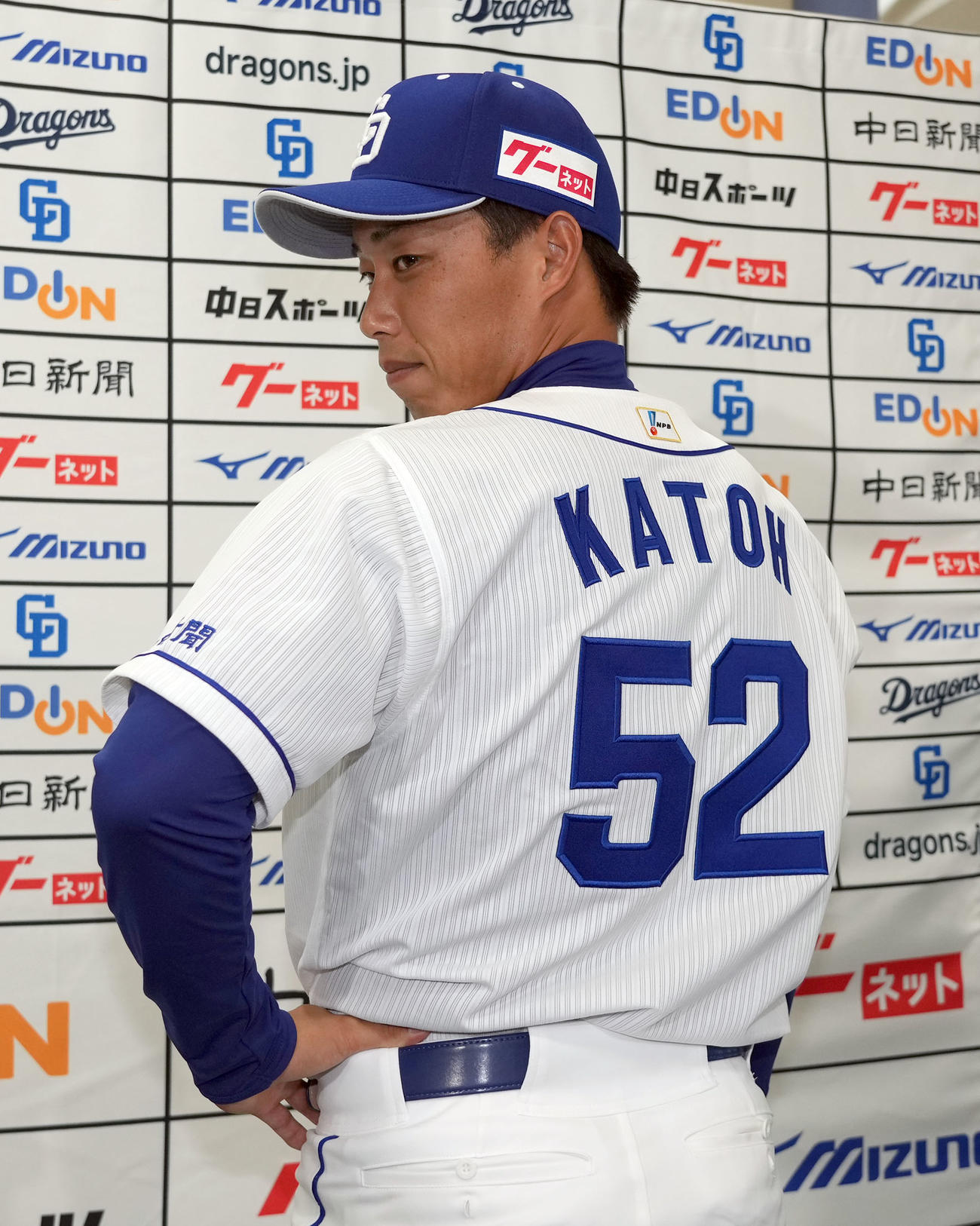 入団会見を終えポーズを決める加藤翔（撮影・森本幸一）（撮影・森本幸一）