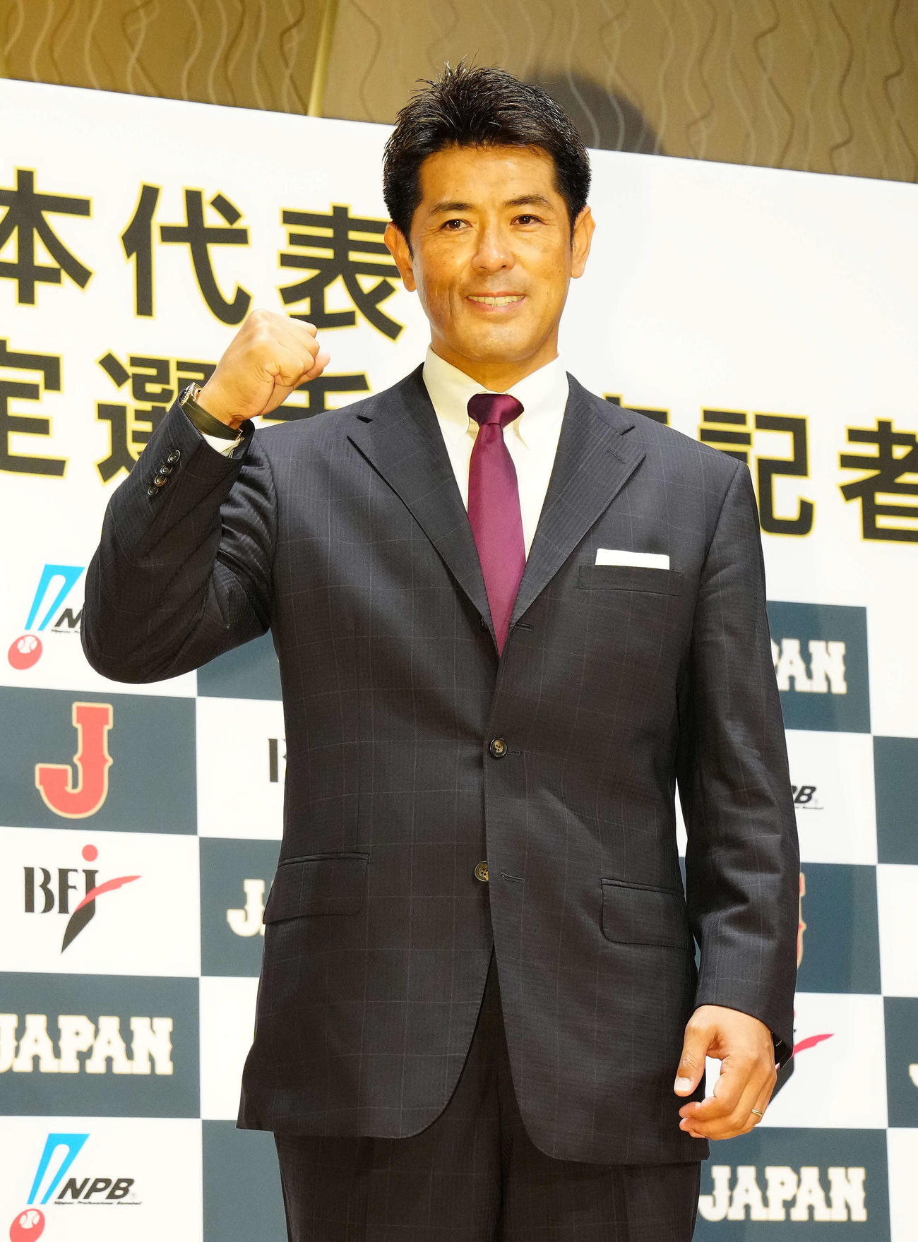 東京五輪日本代表内定選手を発表し写真撮影でガッツポーズを見せる侍ジャパン稲葉監督（撮影・江口和貴）