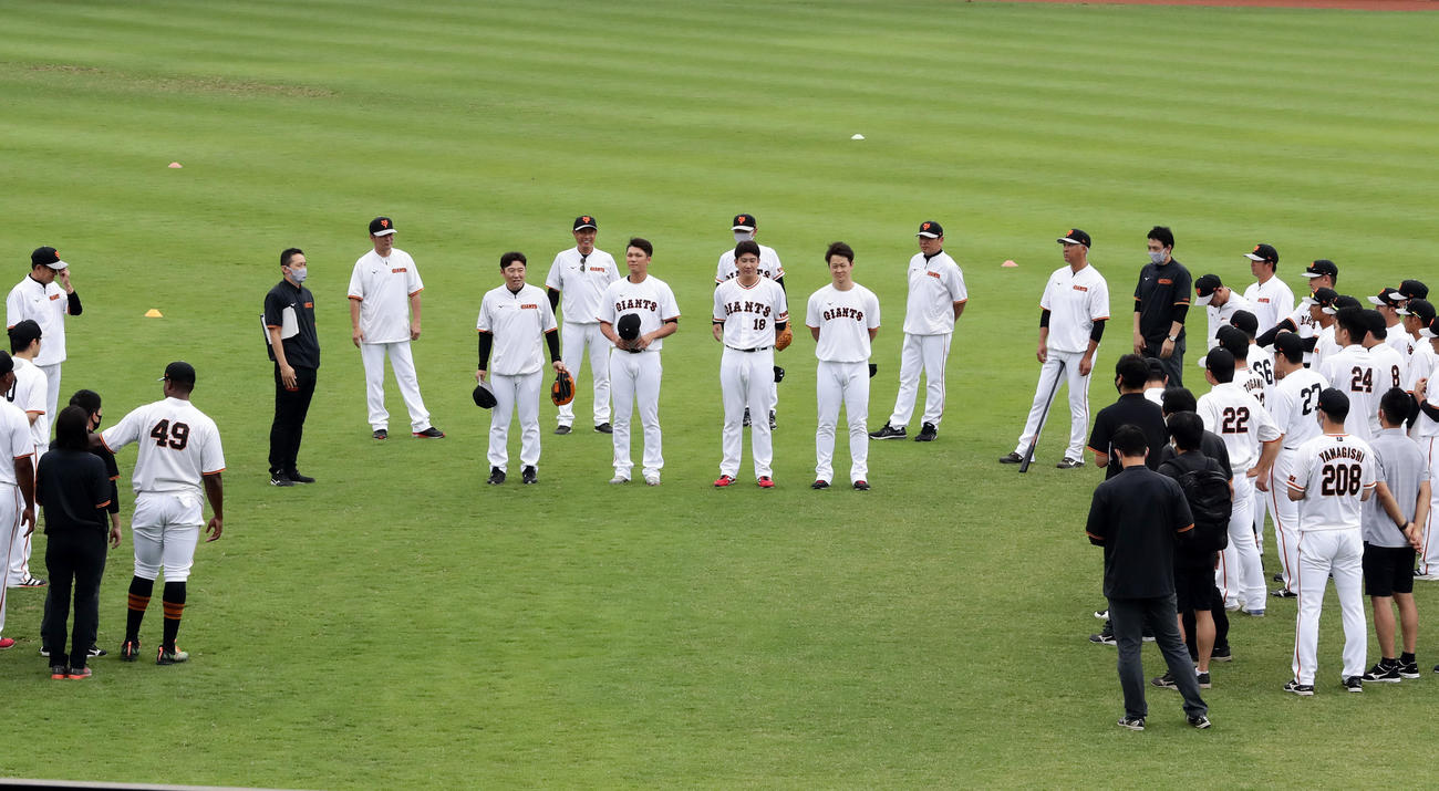 練習前円陣で、五輪代表に選ばれた中央左から、村田善コーチ、坂本、菅野、中川があいさつする（撮影・浅見桂子）