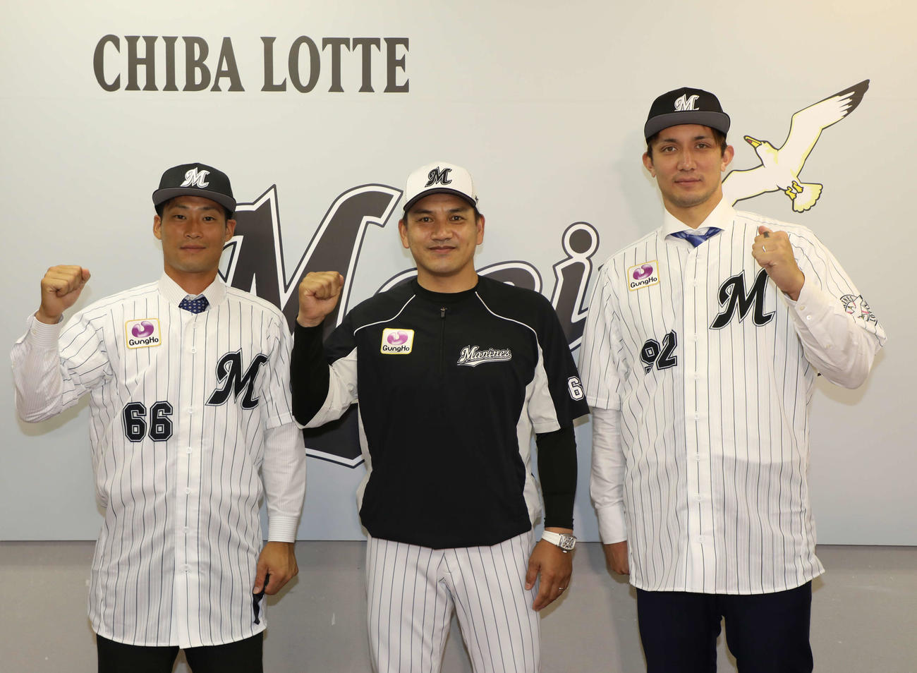 入団会見でガッツポーズするロッテの、左から加藤、井口監督、国吉（球団提供）