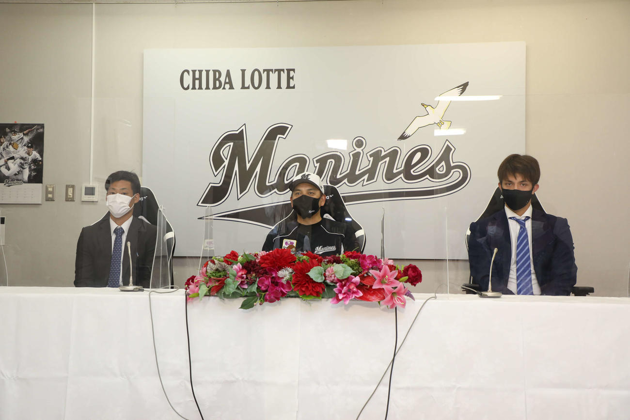 入団会見に臨んだロッテの、左から加藤、井口監督、国吉（球団提供）