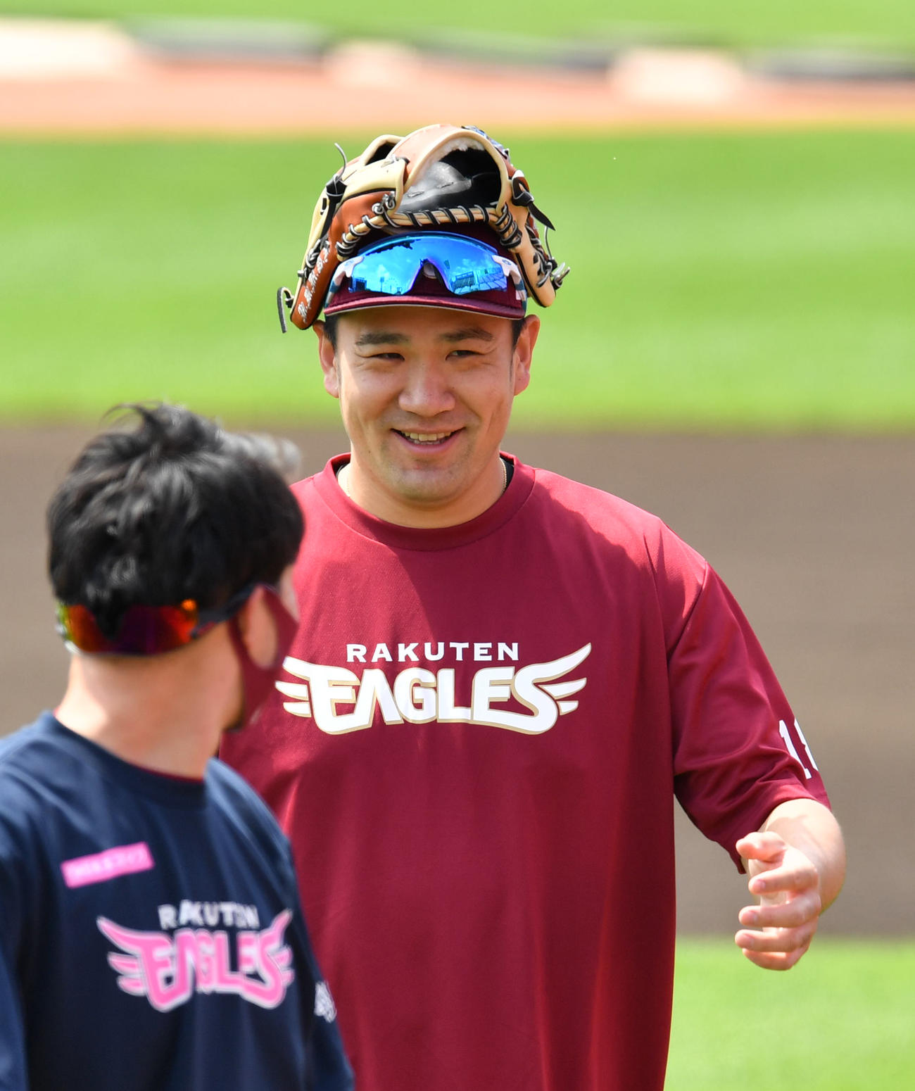 東京五輪代表に内定した楽天田中将は練習の合間に笑顔を見せる（撮影・柴田隆二）