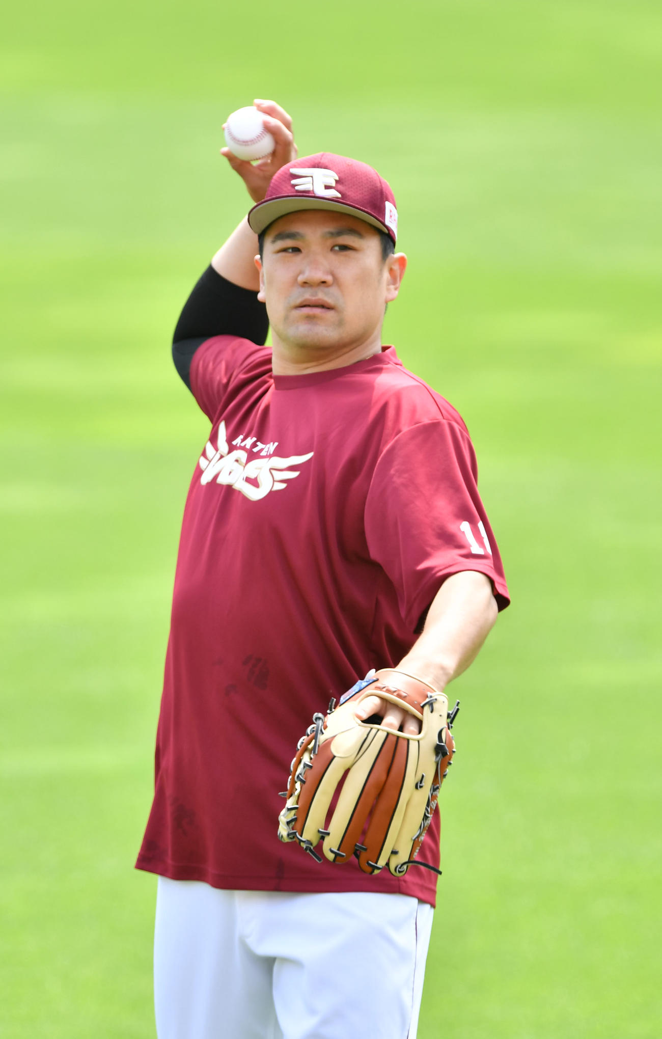 東京五輪代表に内定した楽天田中将はキャッチボールで汗を流す（撮影・柴田隆二）