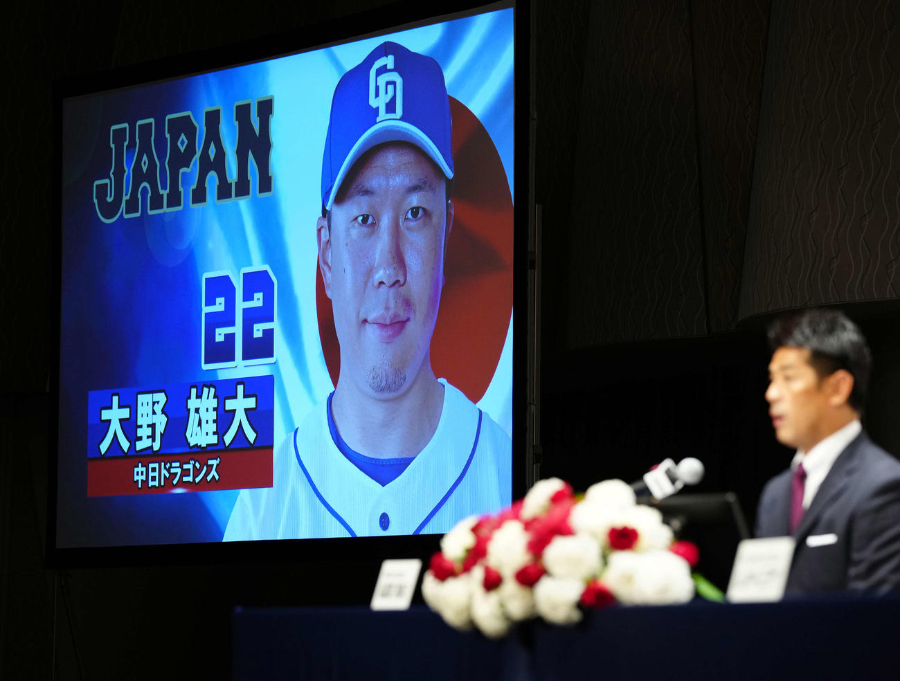 会見で侍ジャパン稲葉監督（右）から東京五輪日本代表内定を発表された中日大野雄（撮影・江口和貴）