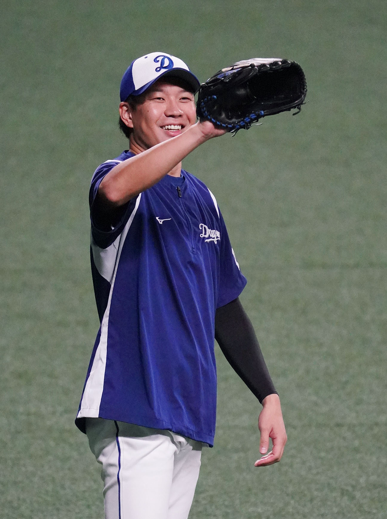 キャッチボールをする大野雄大（撮影・森本幸一）
