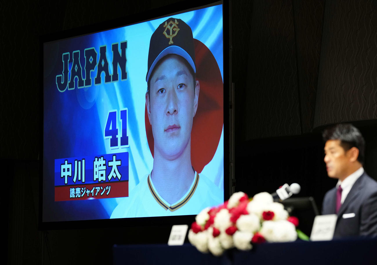 会見で侍ジャパン稲葉監督（右）から東京五輪日本代表内定を発表された巨人中川（撮影・江口和貴）