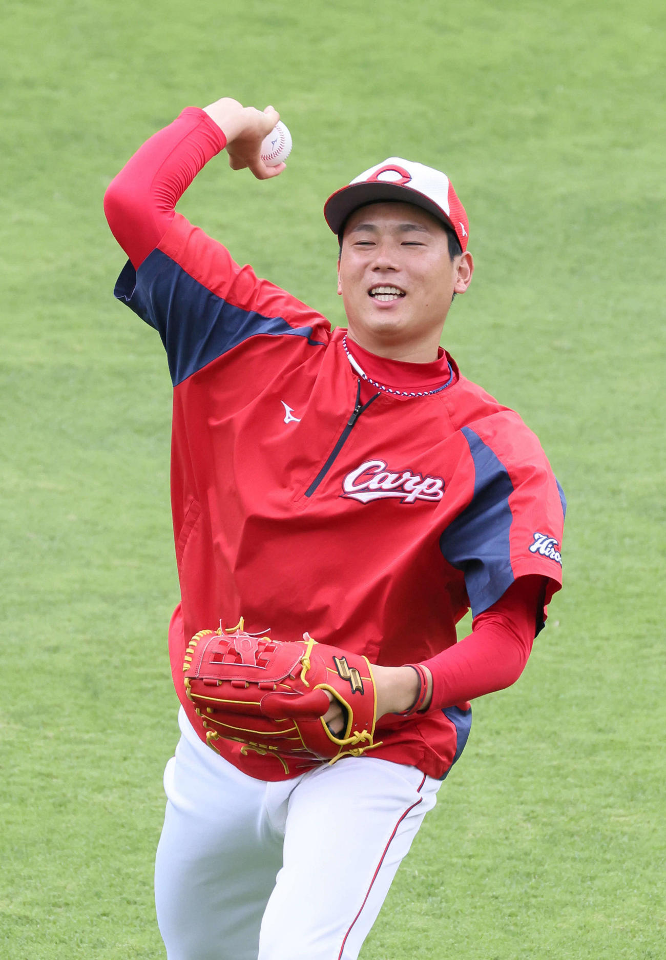 広島対日本ハム　試合前練習する栗林（撮影・加藤孝規）