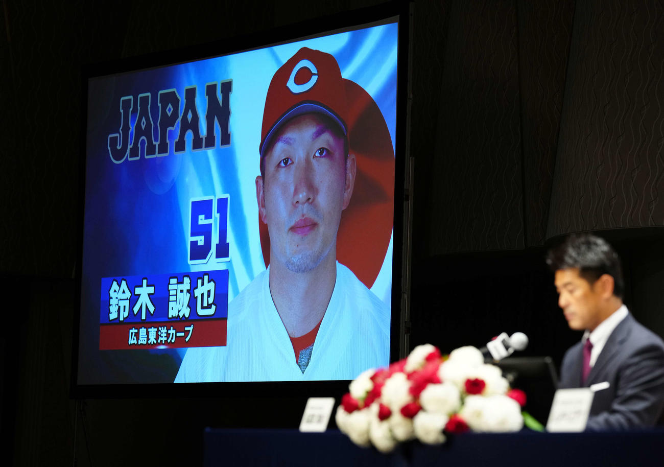 会見で侍ジャパン稲葉監督（右）から東京五輪日本代表内定を発表された広島鈴木誠（撮影・江口和貴）