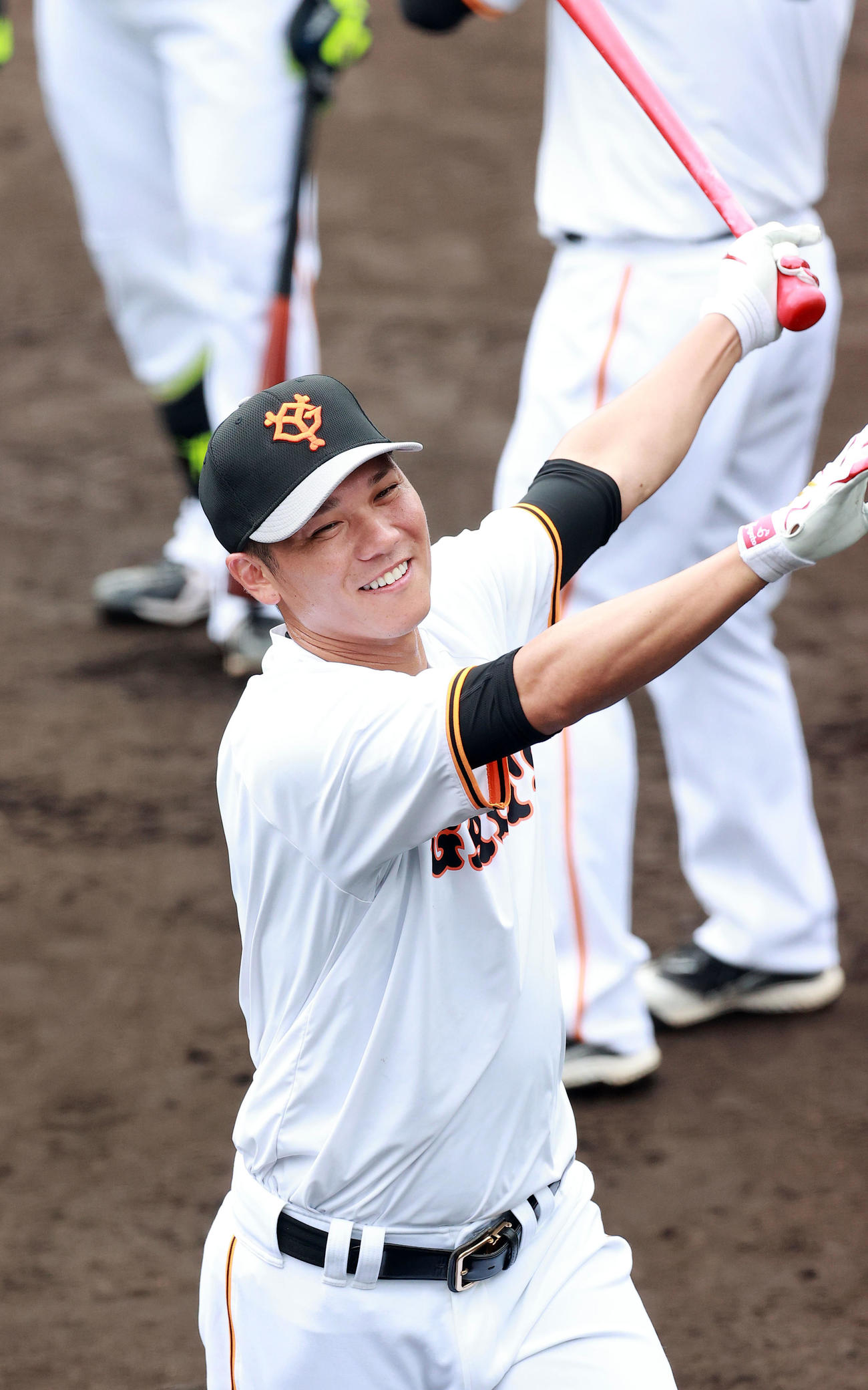 五輪代表に選ばれた巨人坂本は明るい表情でティー打撃する（撮影・浅見桂子）