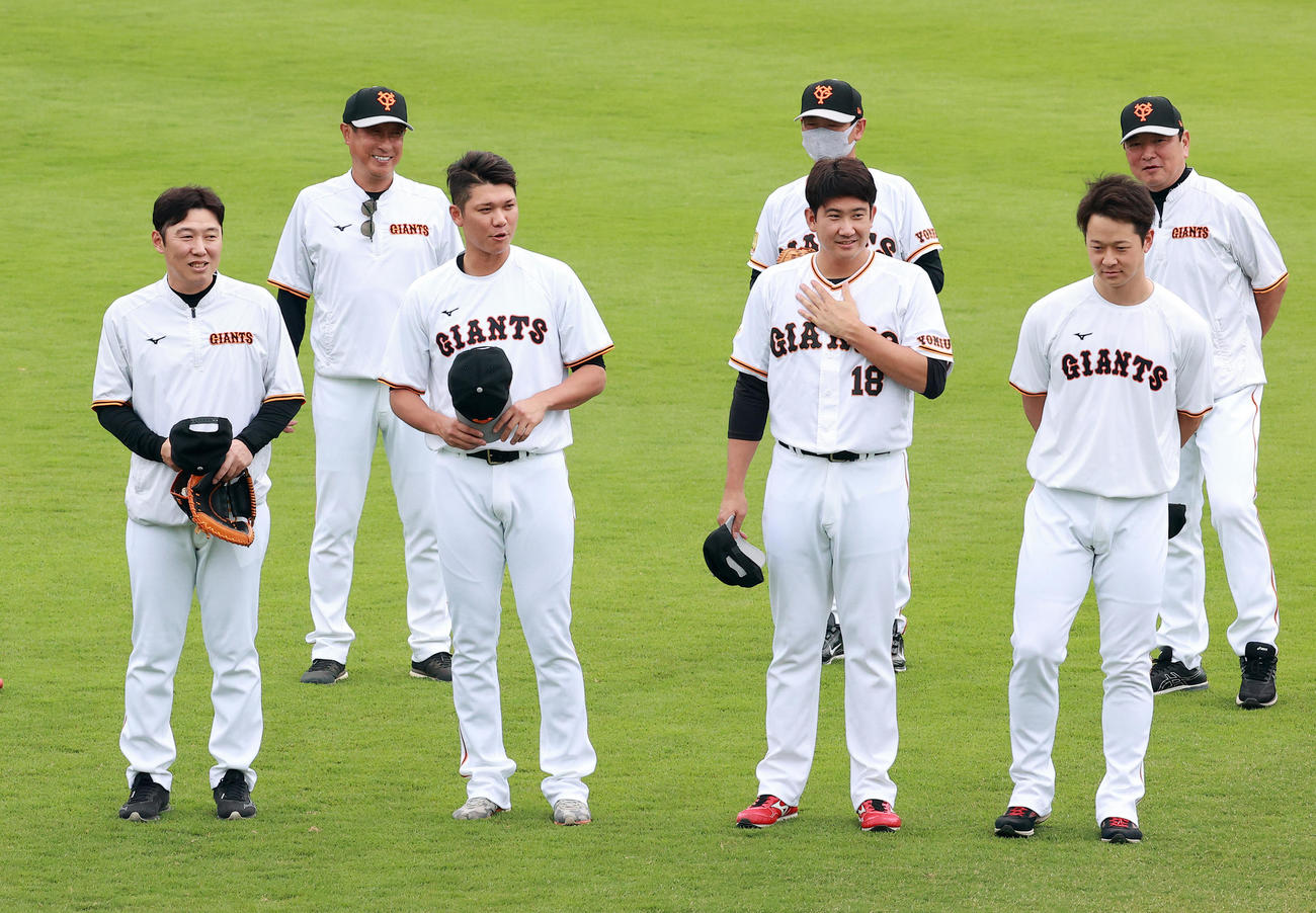 練習前円陣で、五輪代表に選ばれた左から、村田善コーチ、坂本、菅野、中川があいさつする（撮影・浅見桂子）