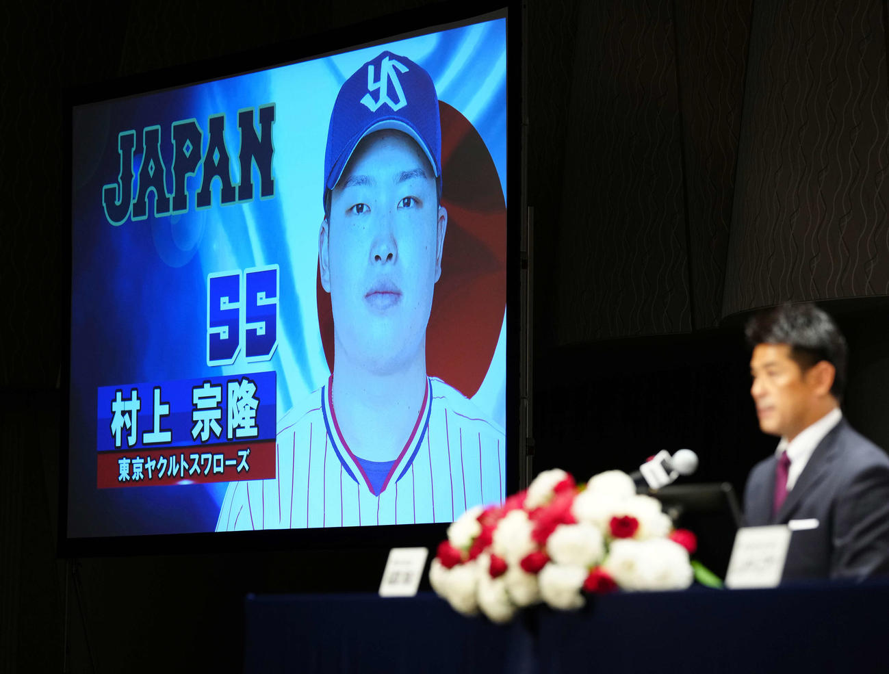会見で侍ジャパン稲葉監督（右）から東京五輪日本代表内定を発表されたヤクルト村上（撮影・江口和貴）