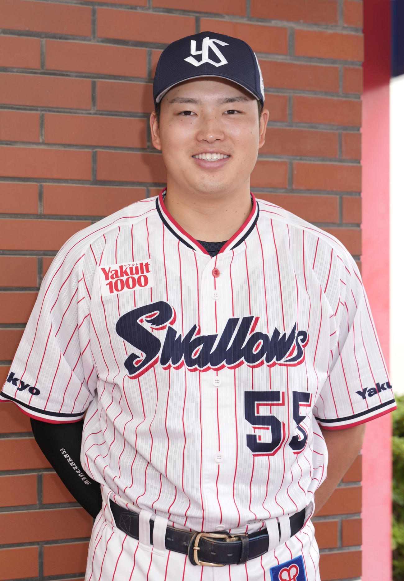 侍ジャパンに選出され、練習前に囲み取材に応じるヤクルト村上（代表撮影）