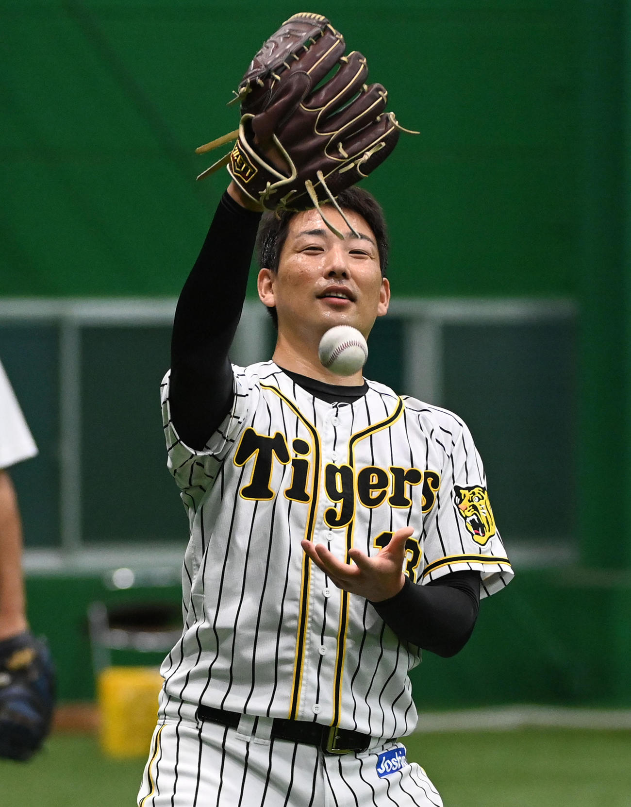 笑顔でキャッチボールを行う岩崎（撮影・前岡正明）