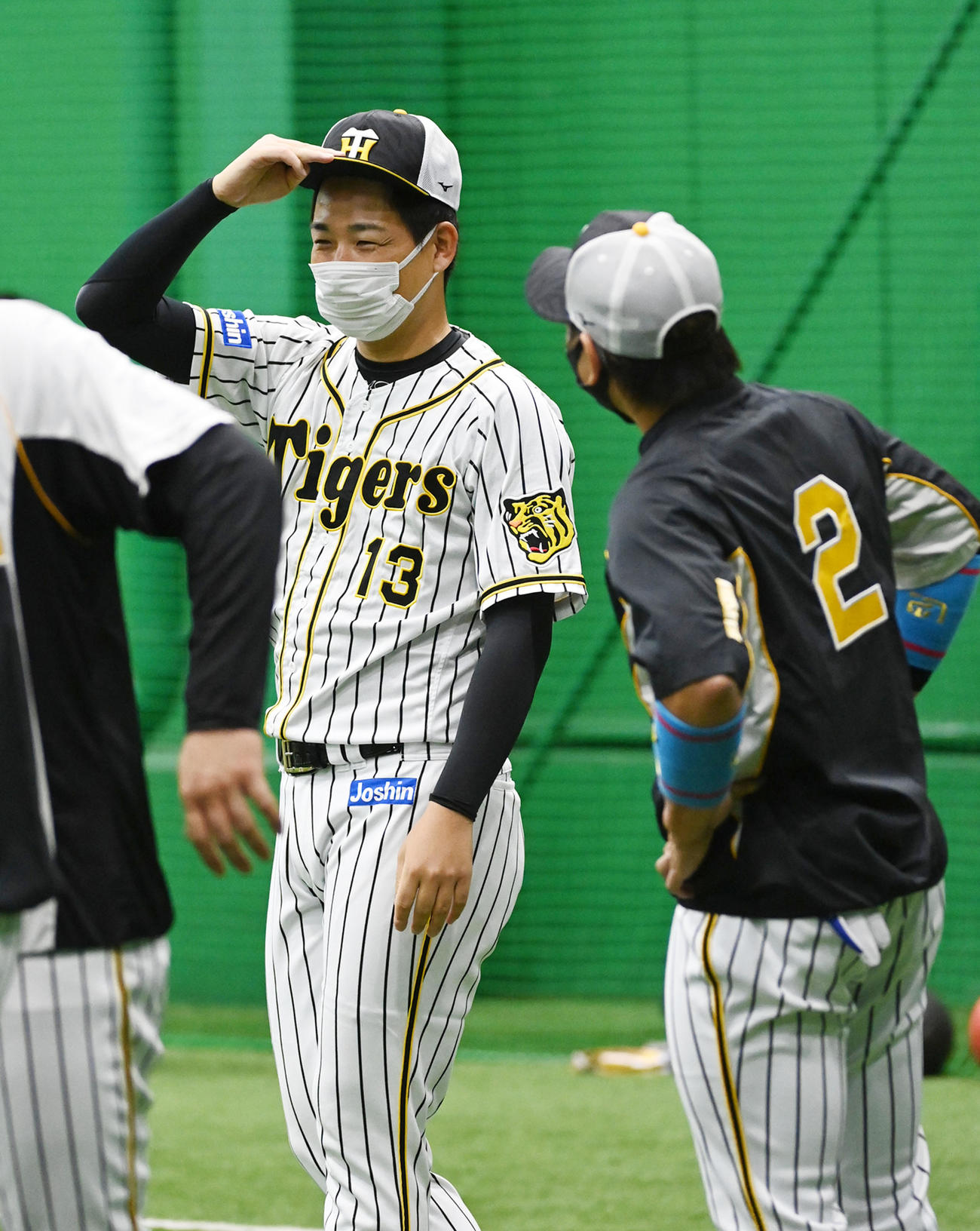 梅野（右）と笑顔で話す岩崎（撮影・前岡正明）