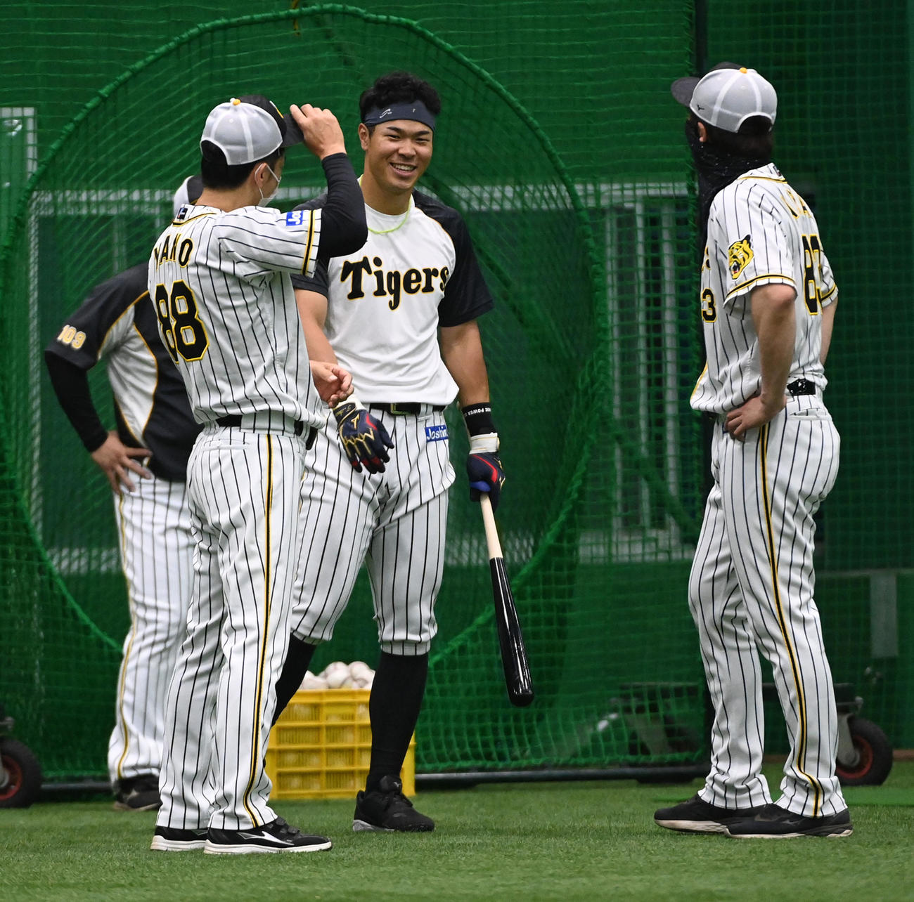 矢野監督（左）、新井コーチ（右）と談笑する佐藤輝（撮影・前岡正明）