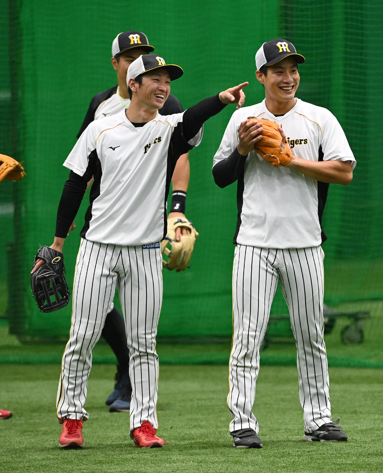 木浪（右）と談笑する近本（撮影・前岡正明）