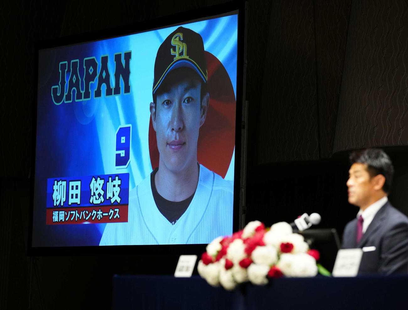 会見で侍ジャパン稲葉監督（右）から東京五輪日本代表内定を発表されたソフトバンク柳田（撮影・江口和貴）