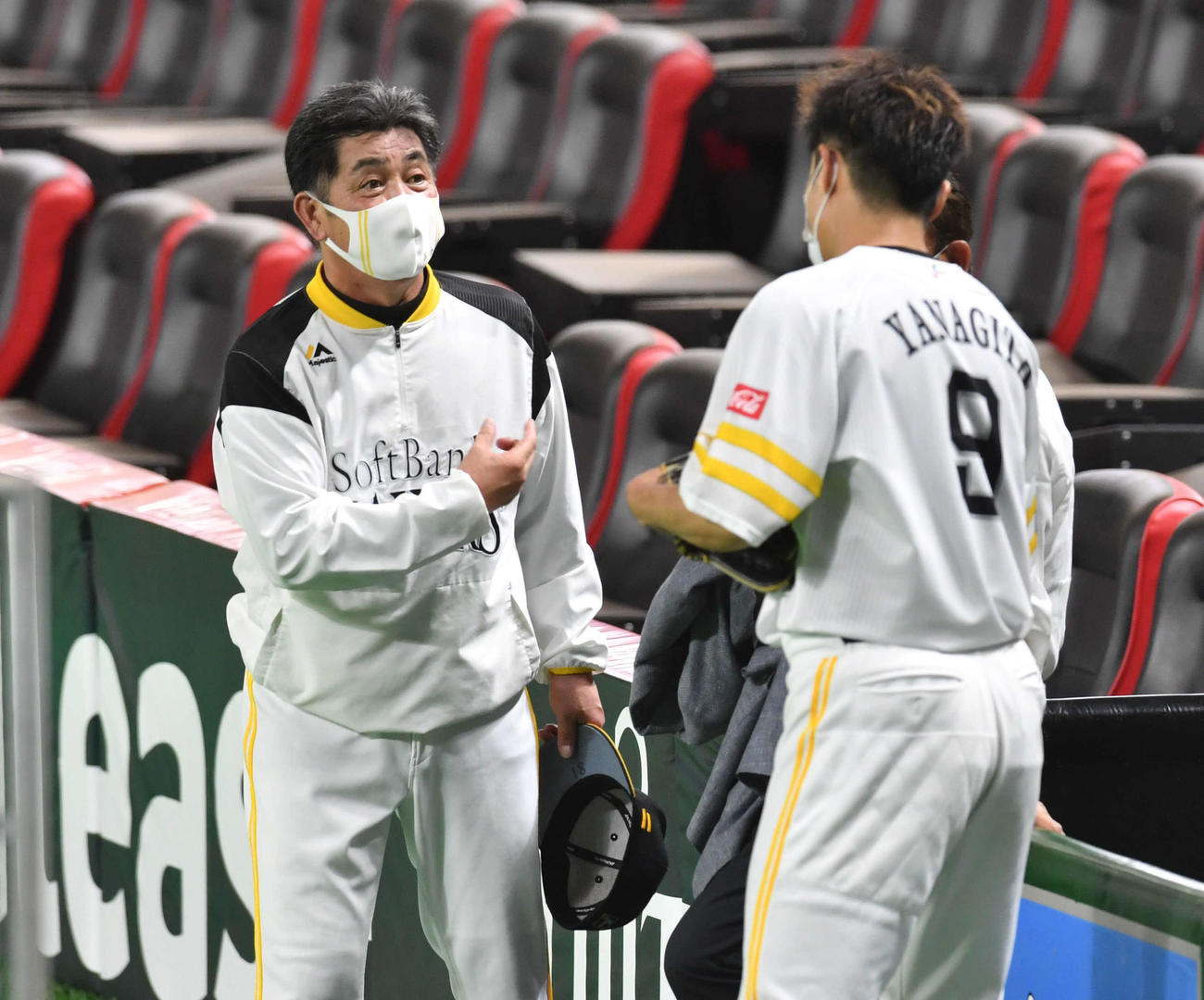 柳田（右）と話し合う工藤監督（撮影・岩下翔太）