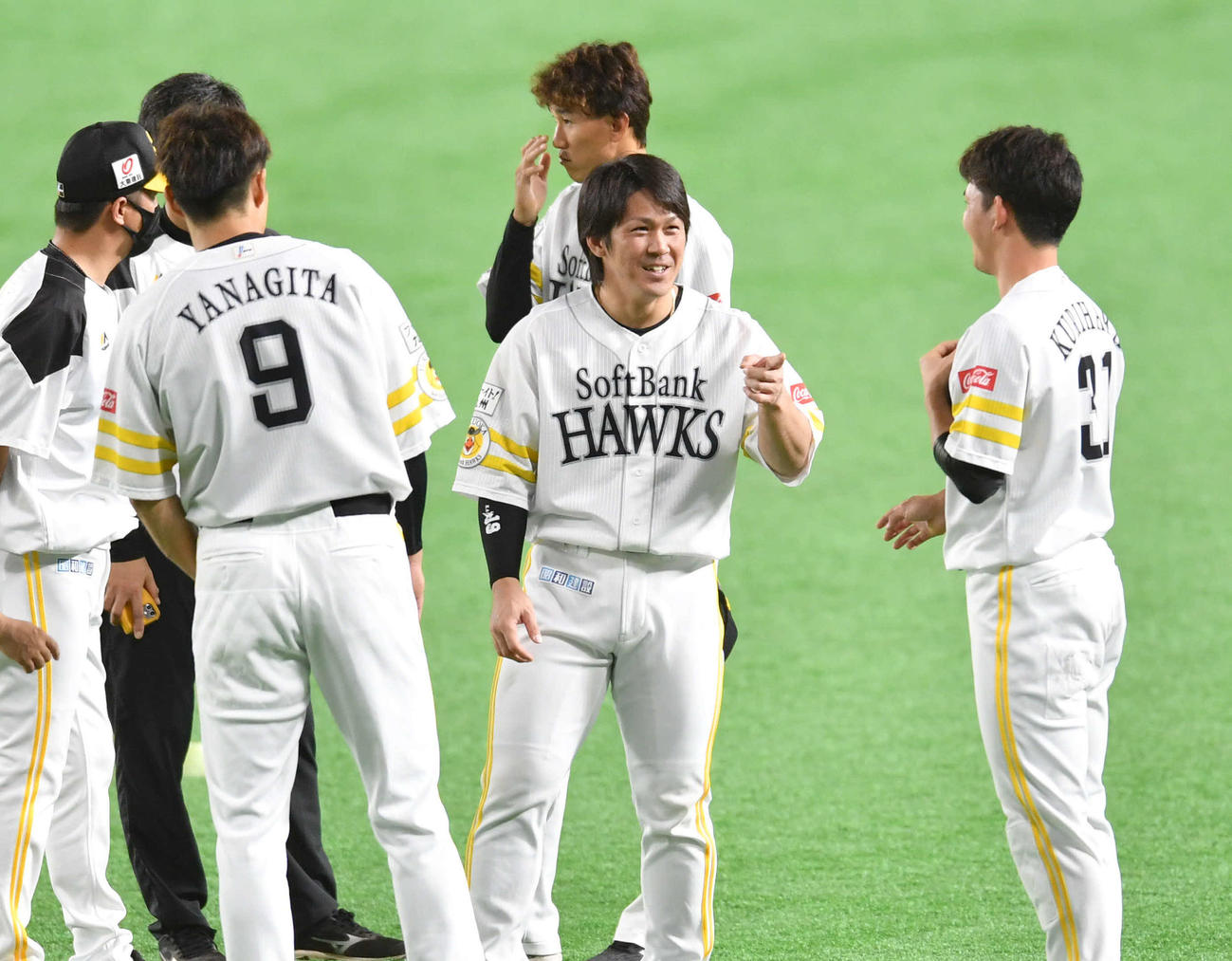 柳田（左から2人目）、栗原（右）と談笑する甲斐（撮影・岩下翔太）