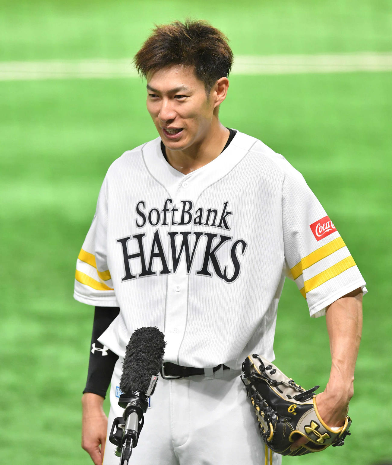 笑顔で取材を受ける柳田（撮影・岩下翔太）
