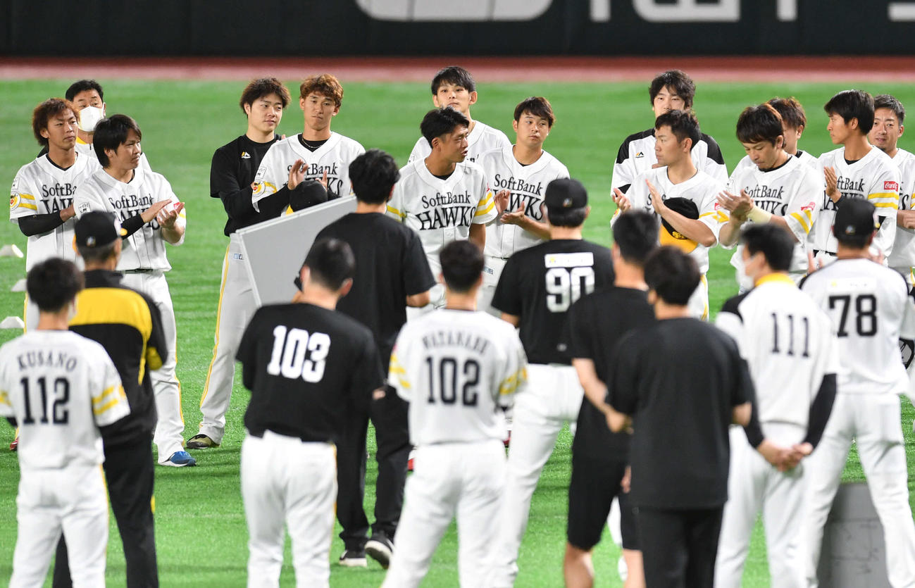 1軍に合流した九鬼（後方左から6人目）はナインに拍手で迎えられる（撮影・岩下翔太）