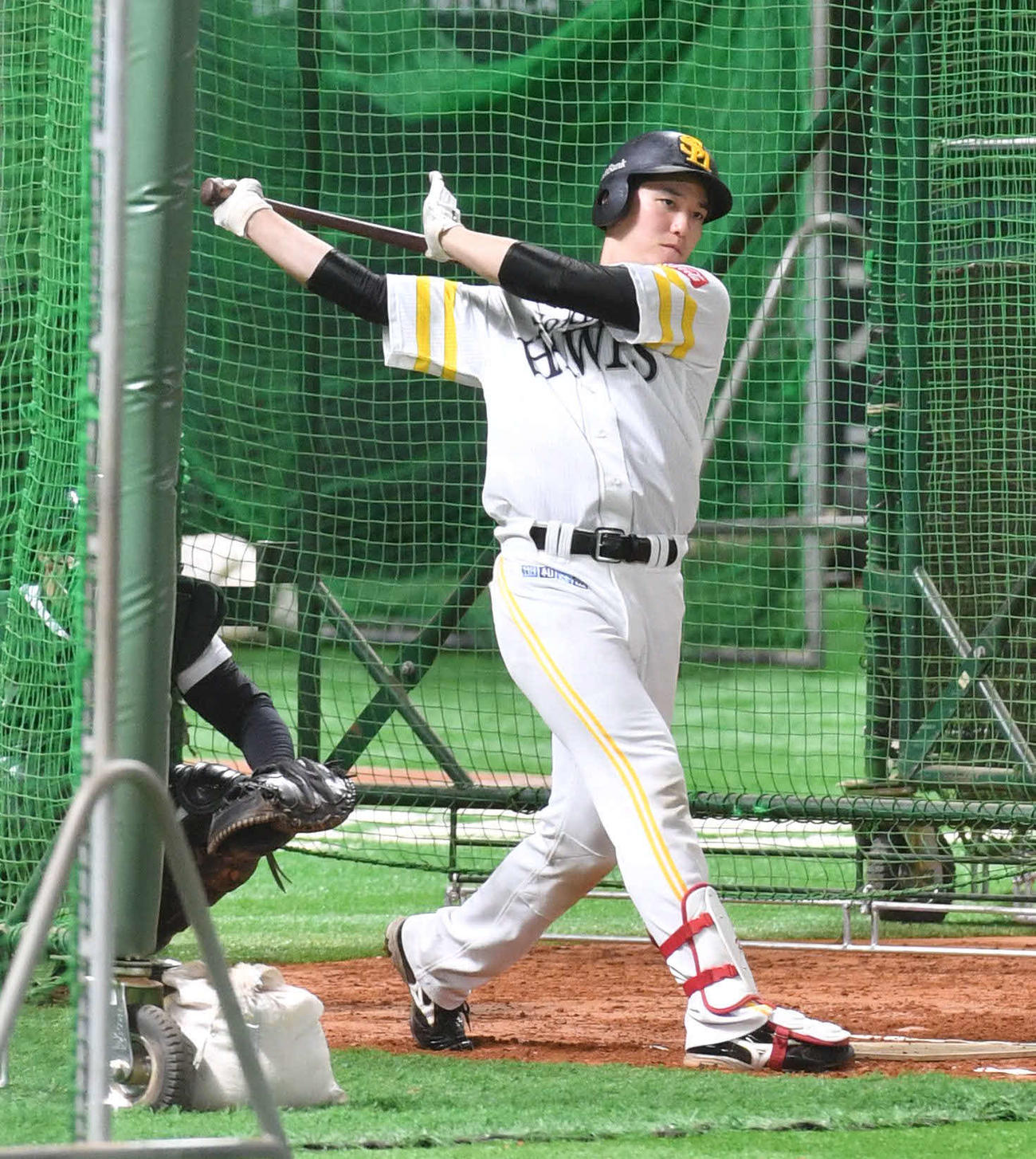 特打を行う栗原（撮影・岩下翔太）