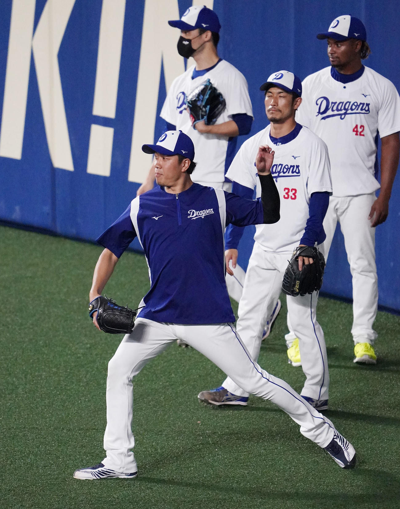 ノックを受ける大野雄大（手前）（撮影・森本幸一）
