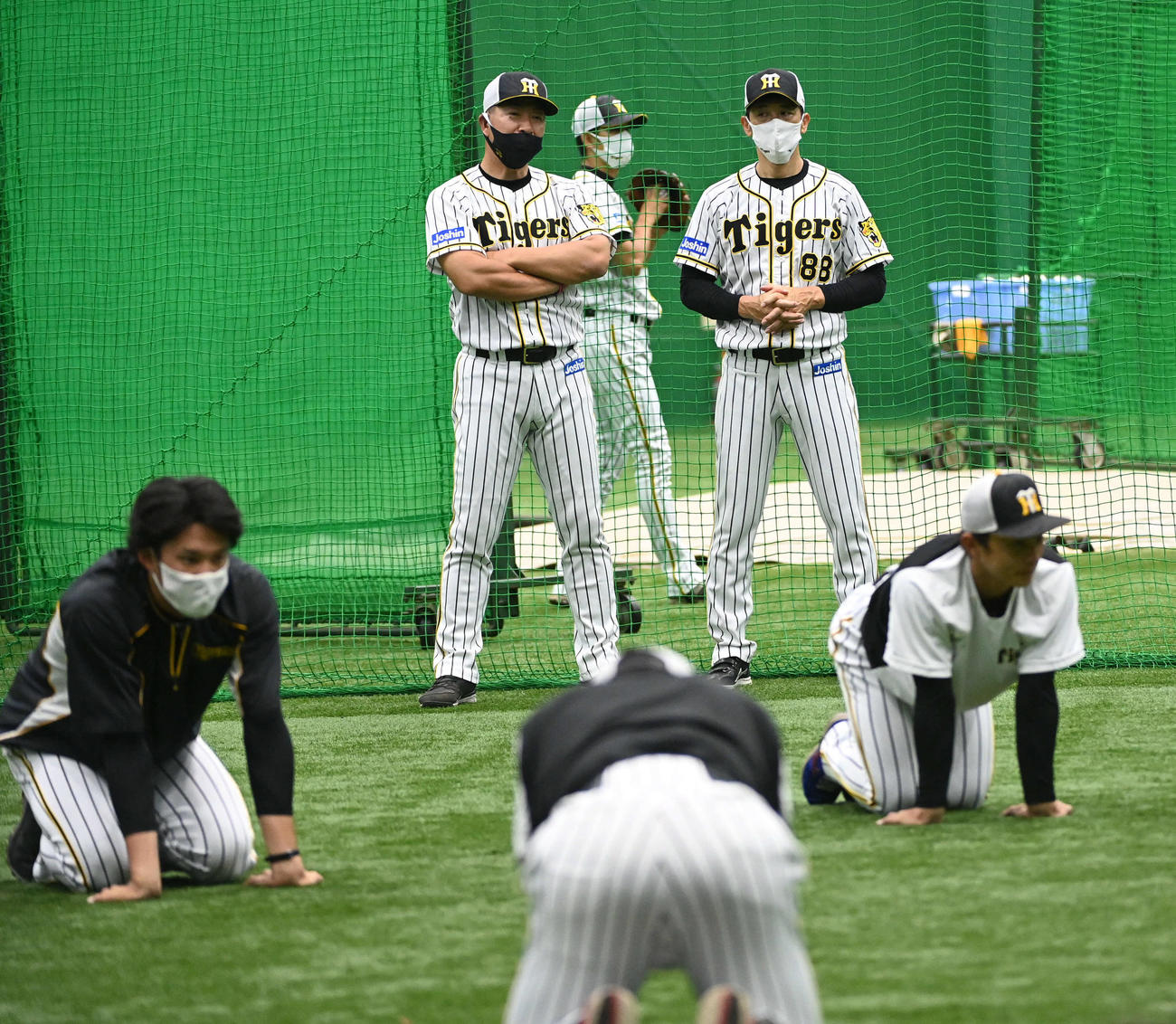 練習を見守る矢野監督（右）と井上コーチ（撮影・前岡正明）