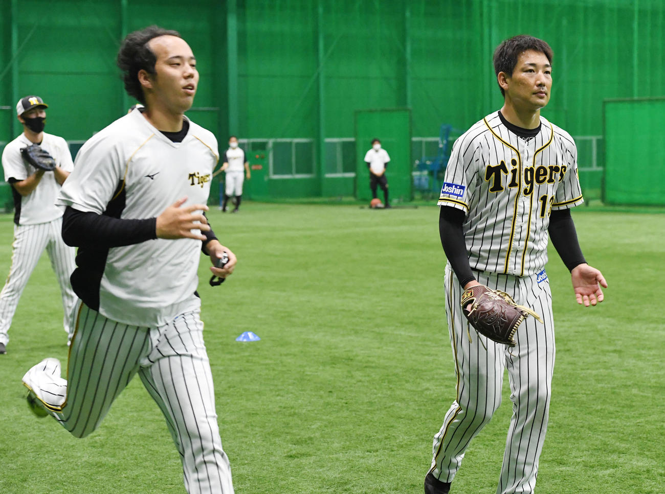 基礎強化に励む青柳（左）と、キャッチボールを行う岩崎（撮影・前岡正明）