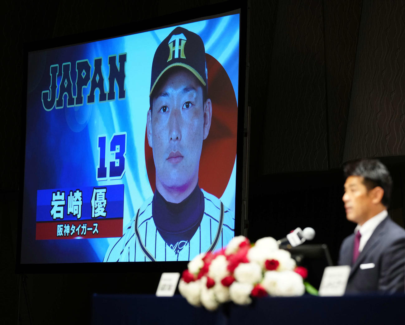 会見で侍ジャパン稲葉監督（右）から東京五輪日本代表内定を発表された阪神岩崎（撮影・江口和貴）
